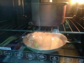 放入烤箱开启发酵模式30分钟（底盘放入热水）