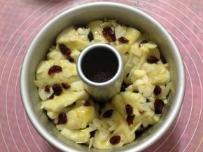 程序结束后取出。抹上剩余的炼乳酱和蔓越莓（烤箱180度预热）