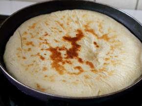 16.翻面盖锅煎烙。
