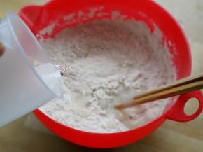 1.面粉300克加2克酵母粉和2克盐拌匀，倒入180-200克的清水拌成絮状。
