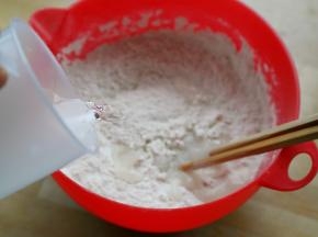 1.面粉300克加2克酵母粉和2克盐拌匀，倒入180-200克的清水拌成絮状。
