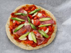 
18.把煎的较焦黄的一面做底面，另一面先抹上番茄酱，然后放上新鲜马苏里拉奶酪、意大利香肠（salami）、芦笋和甜椒。
