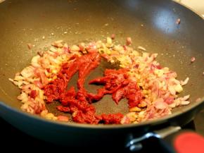 7.炒出香味时，拔到旁边，下西红柿膏炒几下。