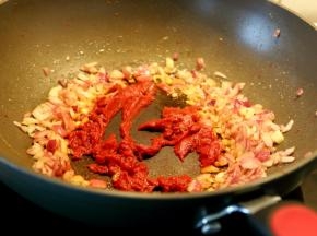 7.炒出香味时，拔到旁边，下西红柿膏炒几下。