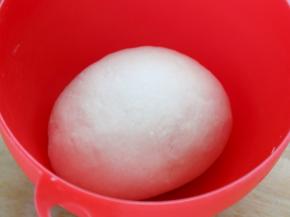 
3.将油全部揉入面团中，这时你看到的是比较光滑的面团，最后蒙上保鲜膜，放置在室温下慢慢地发酵，用时约4小时。
注：a.面团含水量较高，开始会很粘，静置一会，浇点油就能和成光滑面团了。
b.如果将水的量加大到近70%就是免揉面团，这时就不用下手揉了。
c.面团水量大，在高温下才可以形成大的孔洞。