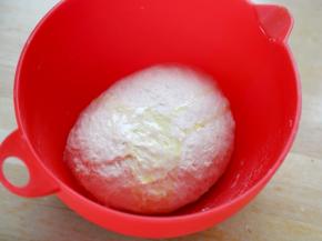 
2.再随便揉几下成团，让面团静置15分钟，然后在面团上浇点橄榄油约10克。