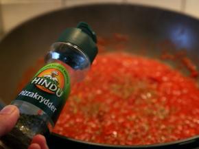 9.然后加盐、糖、黑胡椒、披萨调料调味。
注：披萨调料包括披萨草oregano、罗勒 basilikum、百里香 timian、迷迭香rosmarin、墨角兰merian和黑胡椒。