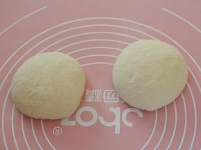 12.将面团倒在撒有干面粉的案上，分成两份，滚圆，静置20分钟。
注：不要过分地揉，否则太有嚼劲；也可不揉，直接擀抻成饼状。