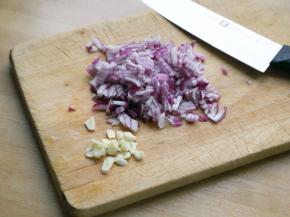 5.将洋葱切小粒，大蒜拍一下切几刀。
