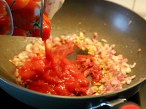 8.再下西红柿罐头炒几下。
