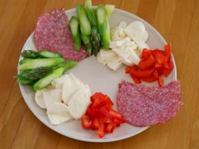 13.面团静置的时候，切好两份铺在披萨面上的材料：
新鲜马苏里拉奶酪、意大利香肠（salami）、芦笋和甜椒
