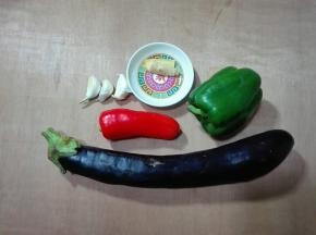 准备好紫茄子，青椒，红椒，蒜瓣，生姜