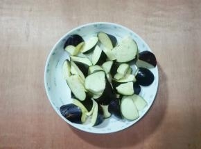 紫茄子洗净切滚刀块