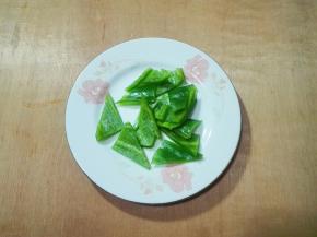青椒洗净切三角形块