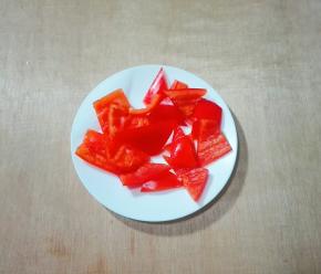红椒洗净切三角形块
