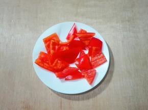 红椒洗净切三角形块