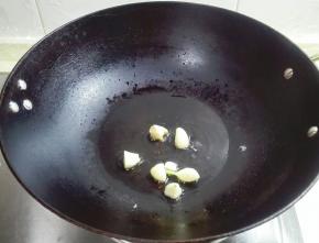 热锅凉油放蒜粒
