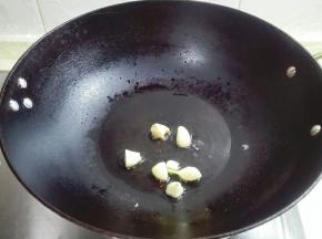 热锅凉油放蒜粒