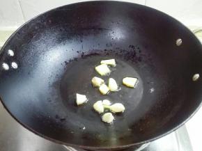 放姜片煎出香味