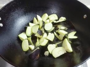 放紫茄子下锅