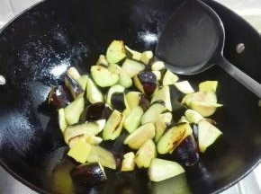 中火煎炒发软