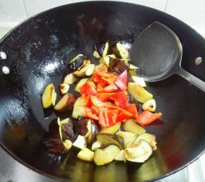 放红椒下锅炒匀