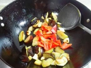 放红椒下锅炒匀