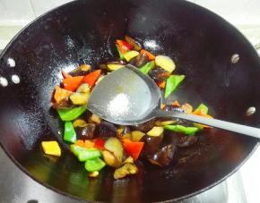 一小勺糖翻炒均匀