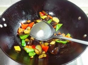 一小勺糖翻炒均匀