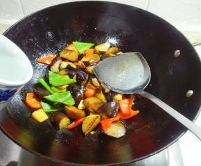 放适量热水盖上锅盖中火闷烧三分钟