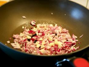 6.锅热倒橄榄油约15毫升，油温热时下洋葱和大蒜。
