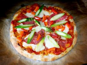 19.立即放入已经提前预热到270度的烤箱，约烤5分钟，直到奶酪融化。
注：如果烤箱达不到270度，就调到最高温度，相应加长点时间。
 