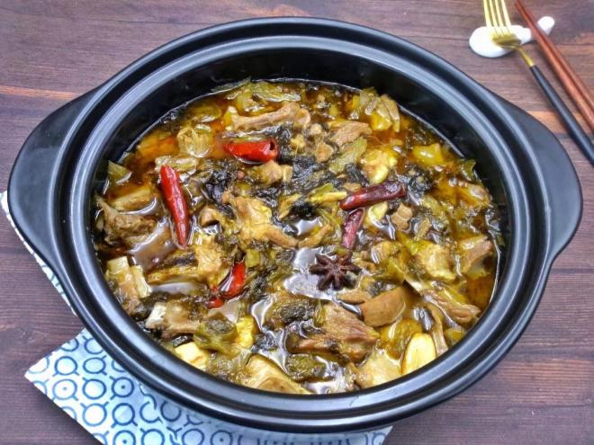 酸菜砂锅炖羊排
