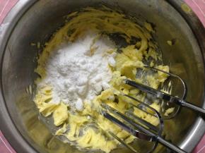 稍微打匀后加入糖粉
