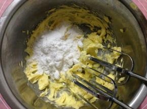 稍微打匀后加入糖粉