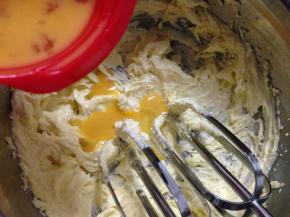 分三次加入蛋液，要分次加入，以免油水分离