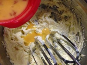 分三次加入蛋液，要分次加入，以免油水分离