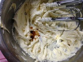 打发至蓬松的状态，加入香草精打至轻盈的状态