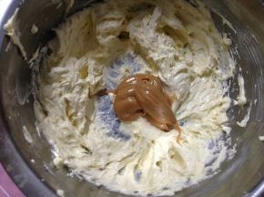 加入花生酱搅打均匀