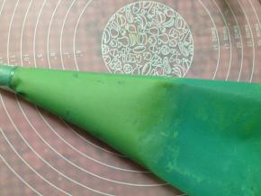 装入裱花袋，烤箱170度预热