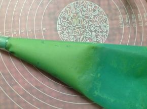 装入裱花袋，烤箱170度预热