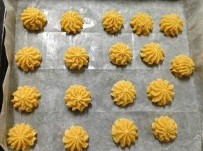 在烤盘里挤成自己喜欢的花型，要大小一致