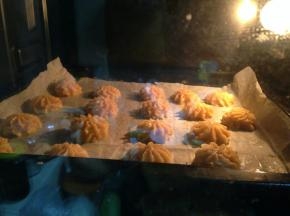 入烤箱中层烘烤25分钟左右即可