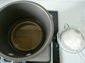 玉米油倒入锅中，小火加热到稍微出现细小纹路，关火倒入过筛低粉。