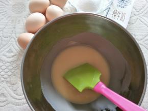 搅拌均匀呈细腻顺滑状态，稍晾凉，加入食盐搅拌均匀。
