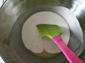 倒入常温牛奶，搅拌。