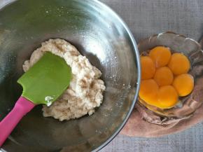 再逐次加入蛋黄。