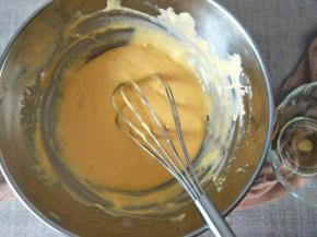 用手动打蛋器拌匀，蛋黄糊就完成了。