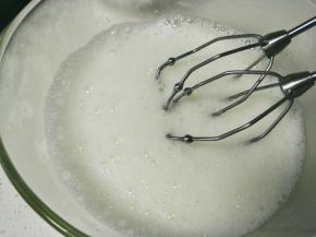 蛋白滴入几滴柠檬汁，打到大的泡沫，加入1/3白砂糖。