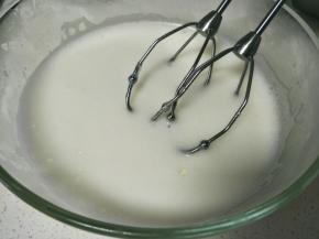 小泡沫，再加入剩余的1/2白砂糖。